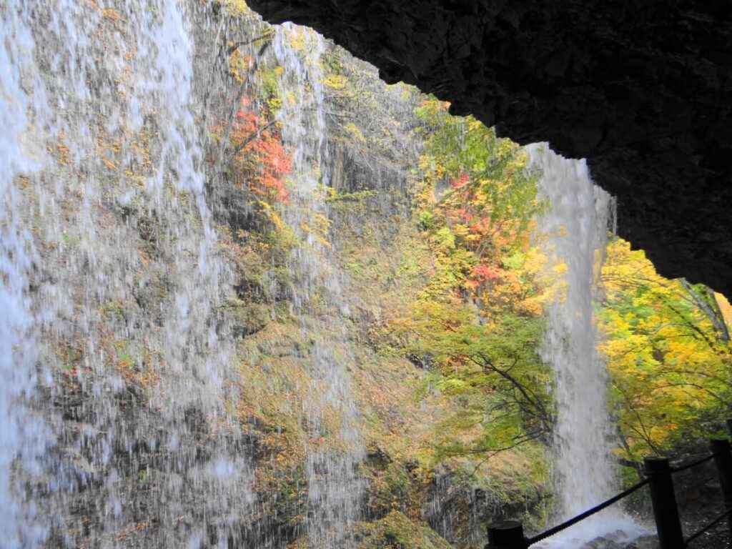 紅葉の季節の雷滝　裏から見た写真