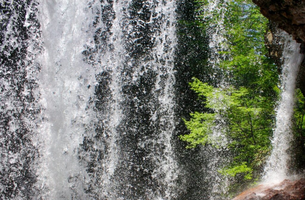 間裏から見た雷滝