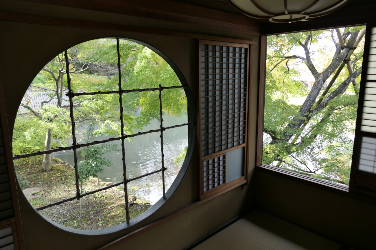 山寺常山邸対竹廬の丸窓