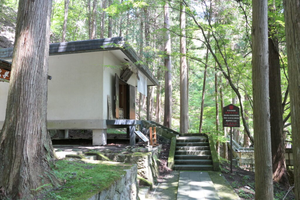 上田市 安楽寺 安楽寺前二世幼牛恵仁和尚像 安楽寺前開山樵谷惟仙和尚像