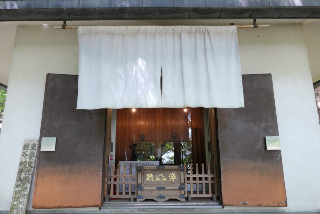 上田市 安楽寺 安楽寺前二世幼牛恵仁和尚像 安楽寺前開山樵谷惟仙和尚像