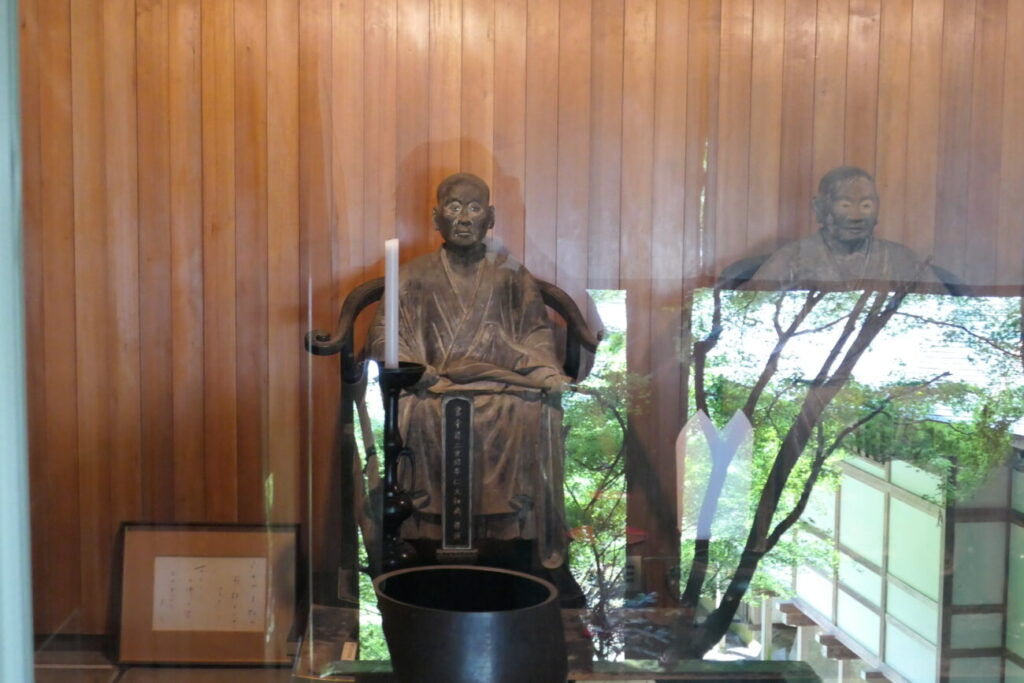 上田市 安楽寺 安楽寺前二世幼牛恵仁和尚像