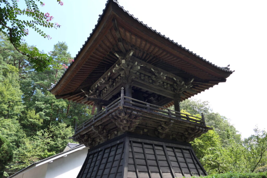 長野県上田市 安楽寺にある当地方最大級の袴腰鐘楼