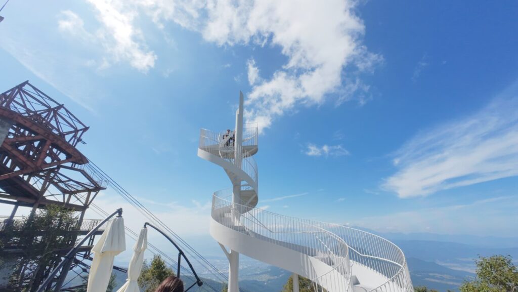 山ノ内町 竜王マウンテンリゾート ソラテラス SORAへ登る螺旋階段