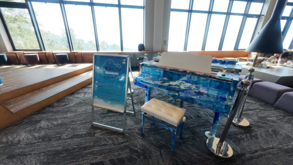 長野県山ノ内町 竜王マウンテンリゾート ソラテラス カフェのピアノ