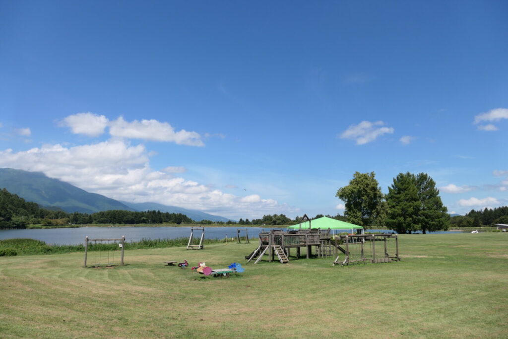 長野県飯綱町 霊仙寺湖 芝生広場