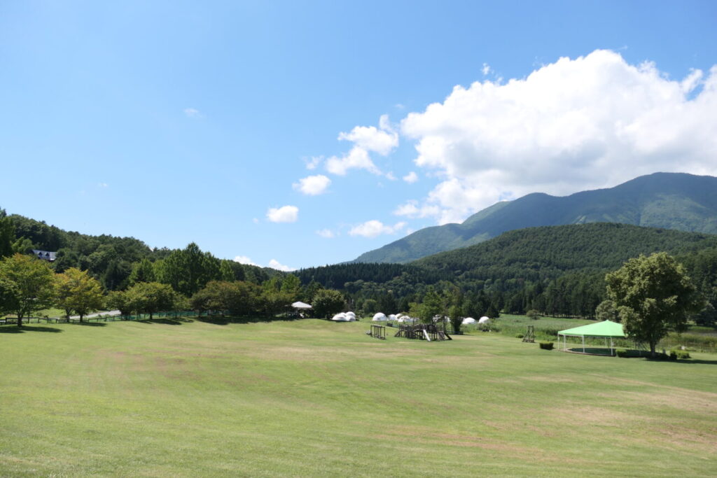 長野県飯綱町 霊仙寺湖 芝生広場
