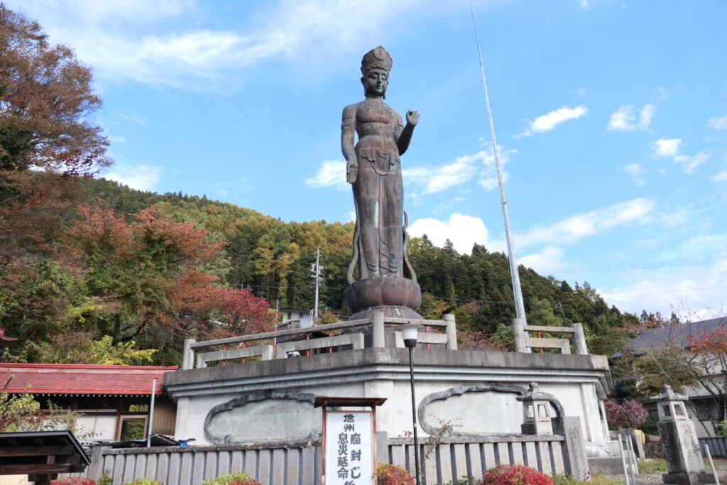 山ノ内町 平和観音の足元