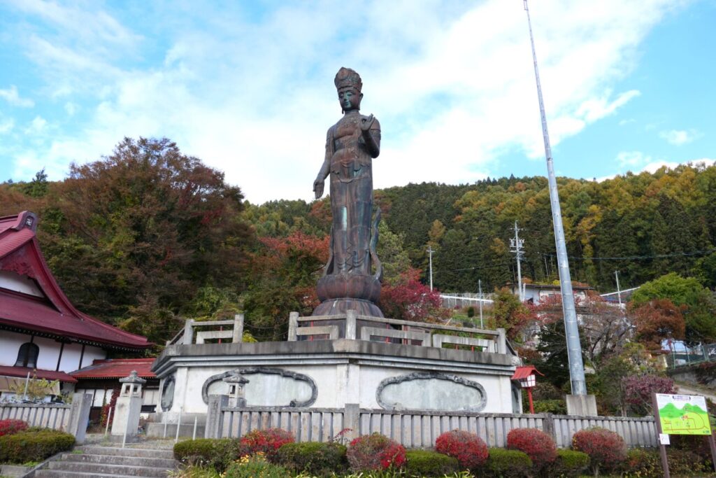 山ノ内町 平和観音の足元