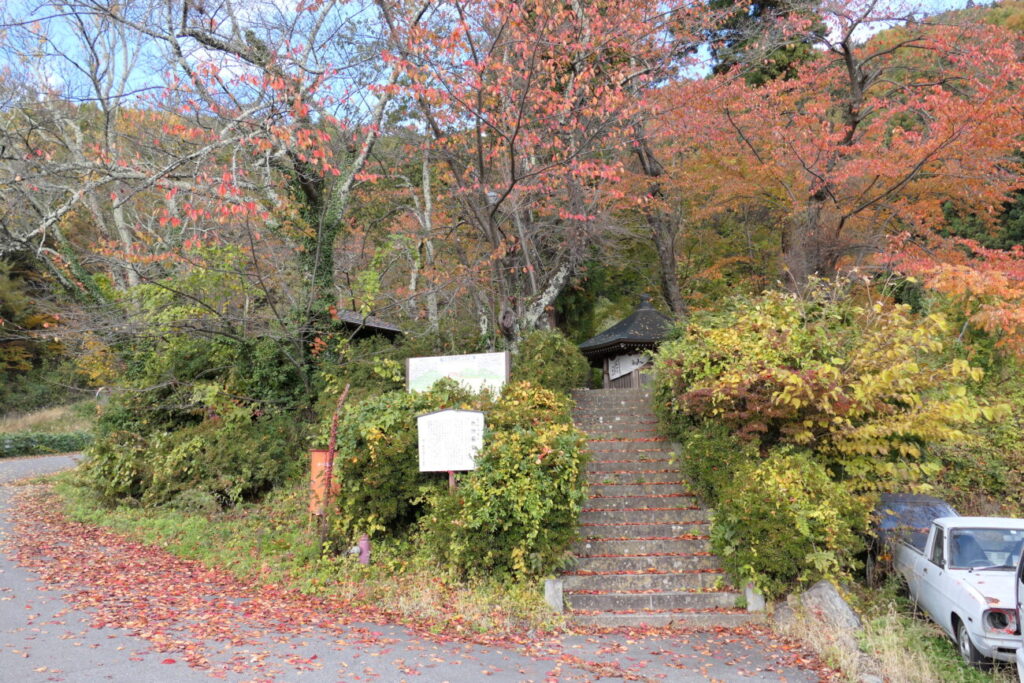 平和観音のみろく石仏