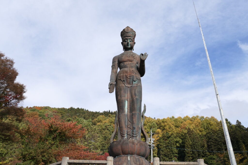 山ノ内町 平和観音の足元正面