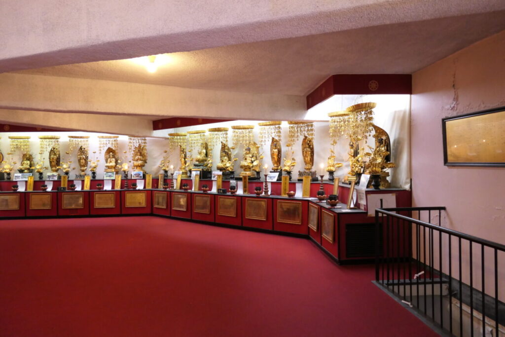 長野 世界平和聖観世音菩薩(平和観音) 大悲殿にある西国三十三所観音の写し本尊