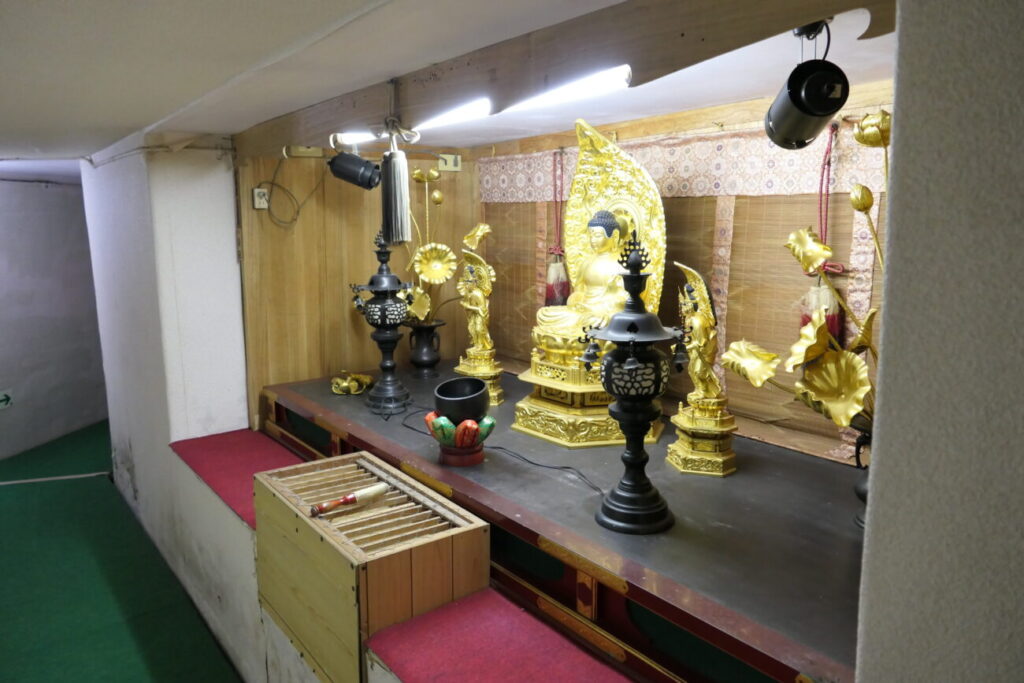 長野 世界平和聖観世音菩薩(平和観音) 大悲殿にある一光三尊阿弥陀如来像