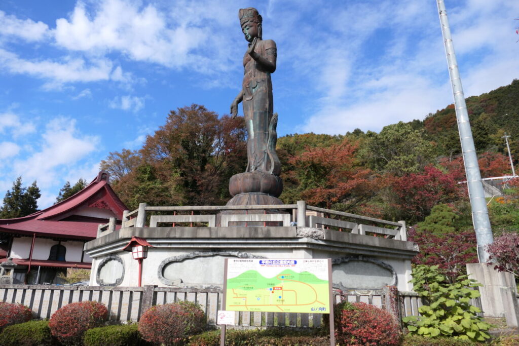 山ノ内町 平和観音の足元