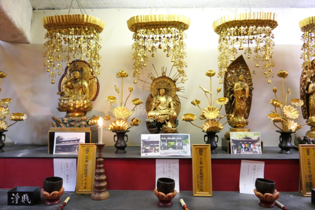 長野 世界平和聖観世音菩薩(平和観音) 大悲殿にある西国三十三所観音の写し本尊