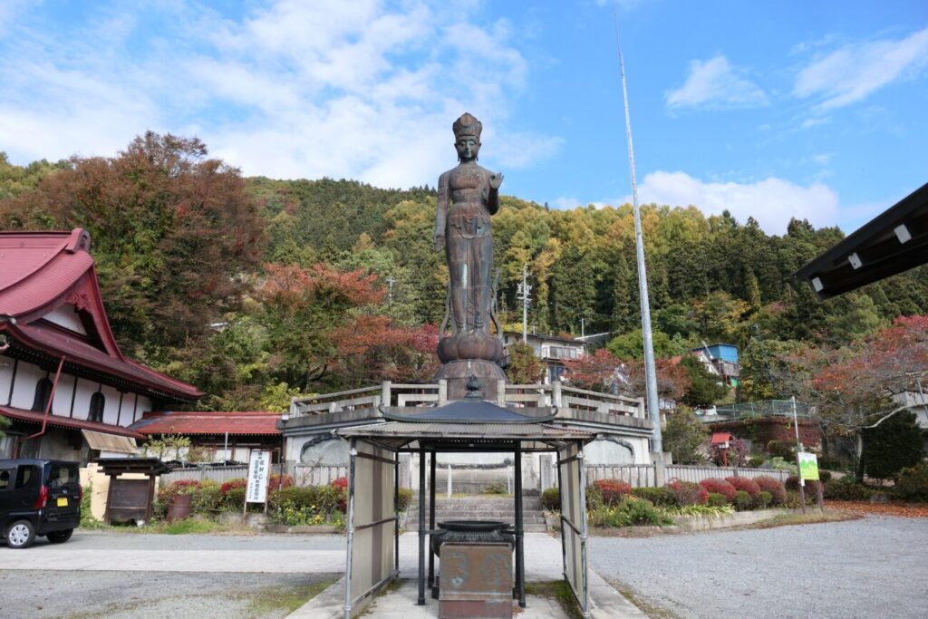 山ノ内町 平和観音の境内