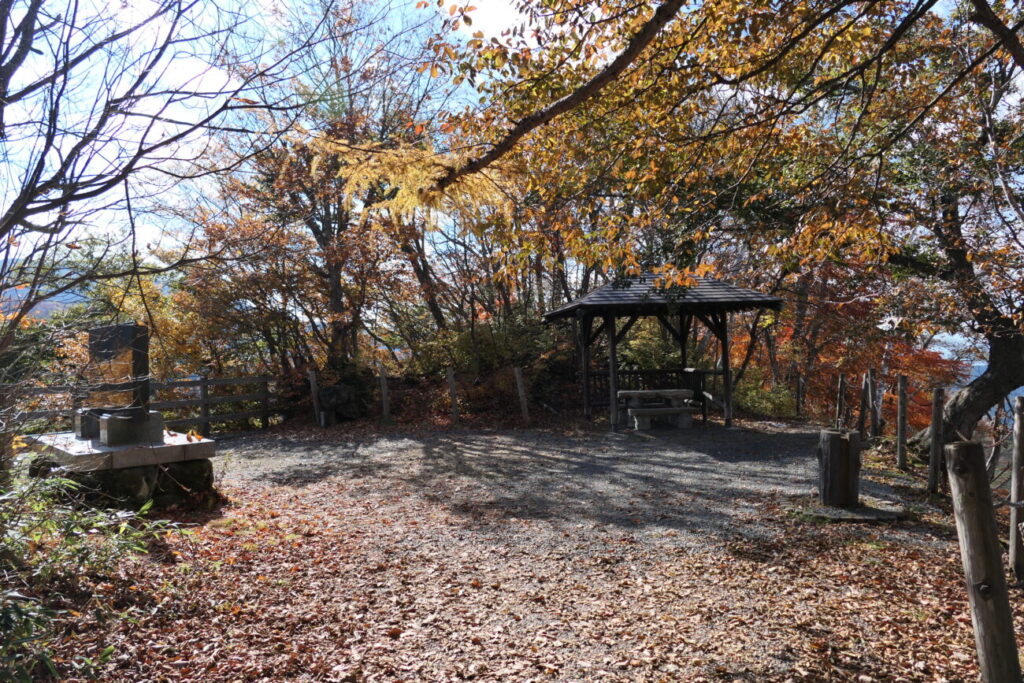 山ノ内町の澗満滝 展望台紅葉シーズン