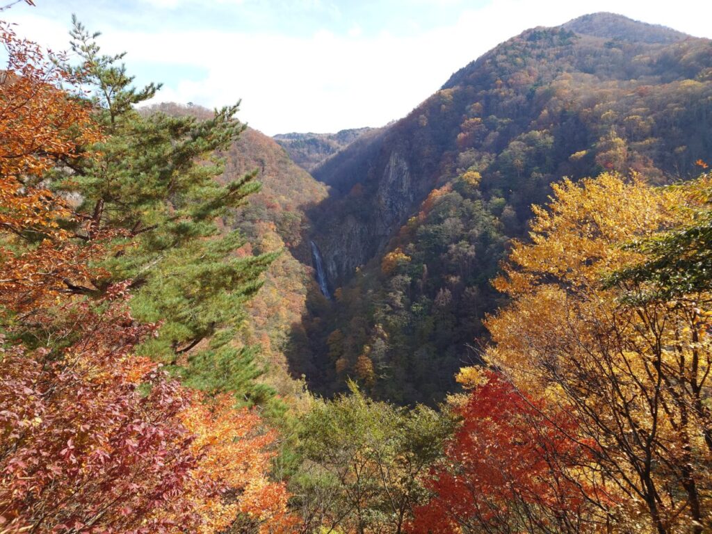 山ノ内町の澗満滝 展望台紅葉シーズン