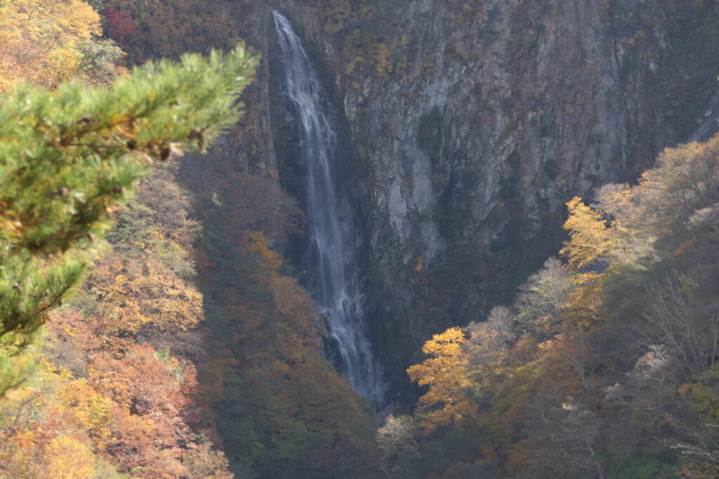 山ノ内町の澗満滝 展望台紅葉シーズン