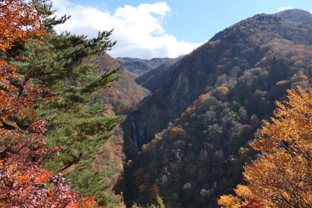 山ノ内町の澗満滝 展望台紅葉シーズン