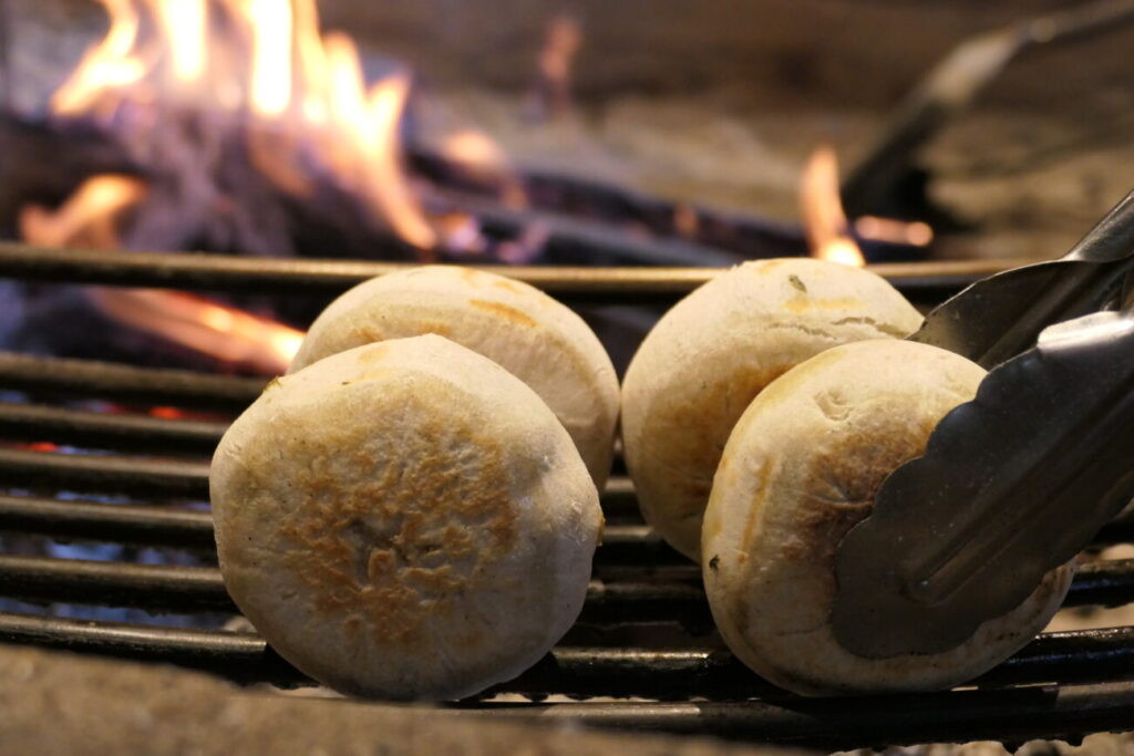 小川村 縄文おやき 小川の庄の囲炉裏で焼くおやき