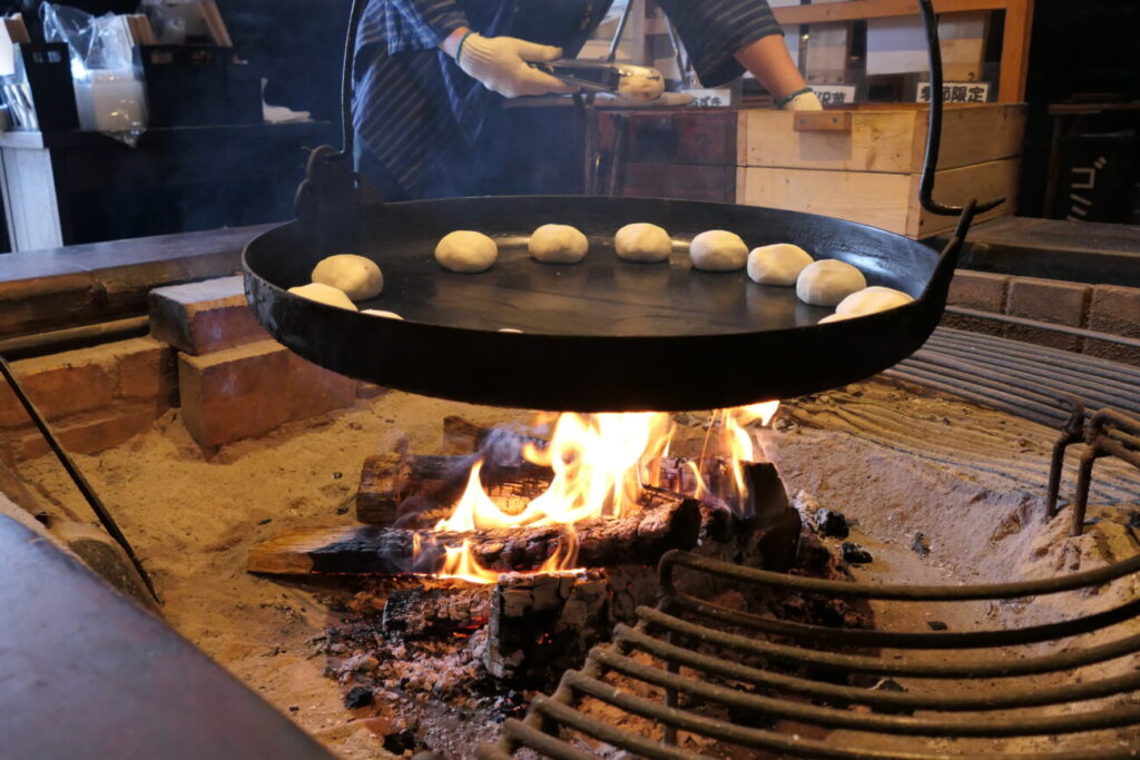 小川村 縄文おやき 小川の庄の囲炉裏とおやき