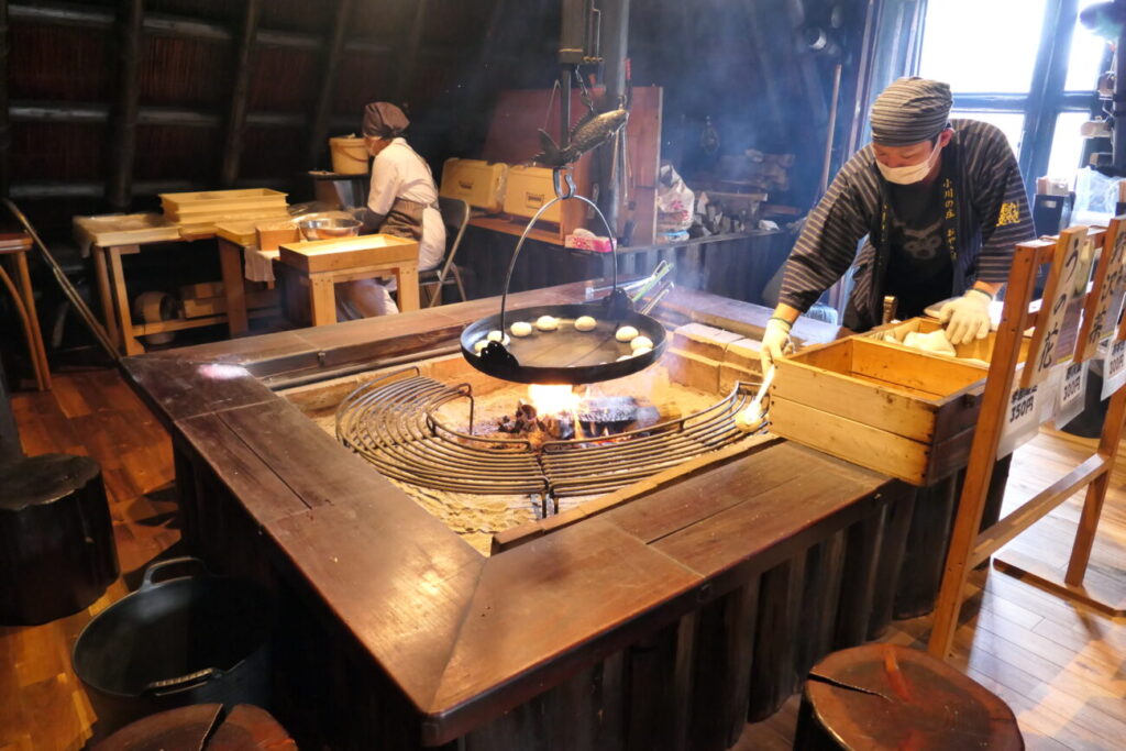 小川村 縄文おやき 小川の庄の囲炉裏で焼くおやき