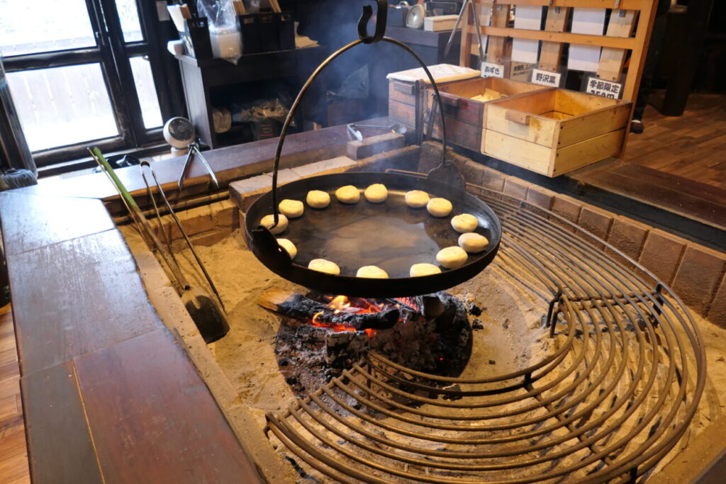 小川村 縄文おやき 小川の庄の囲炉裏で焼くおやき