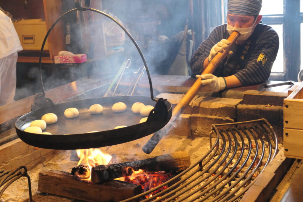 小川村 縄文おやき 小川の庄の囲炉裏で焼くおやき