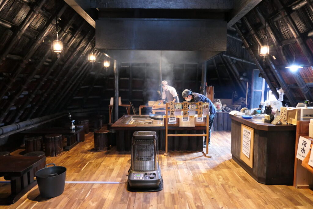 小川村 縄文おやき 小川の庄の囲炉裏で焼くおやき