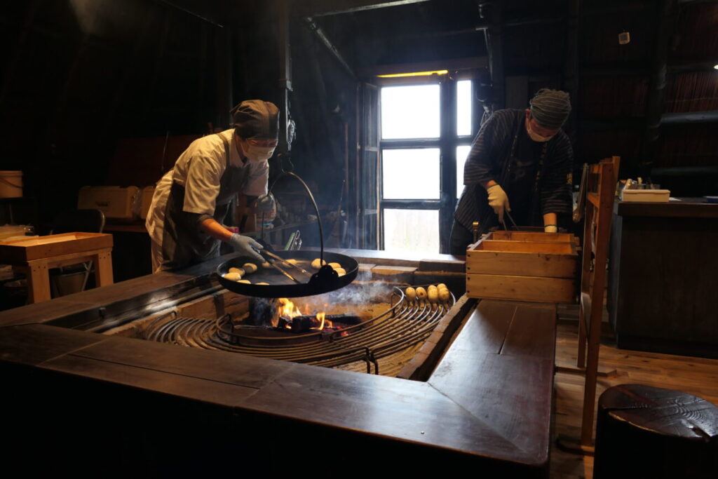 小川村 縄文おやき 小川の庄の囲炉裏で焼くおやき