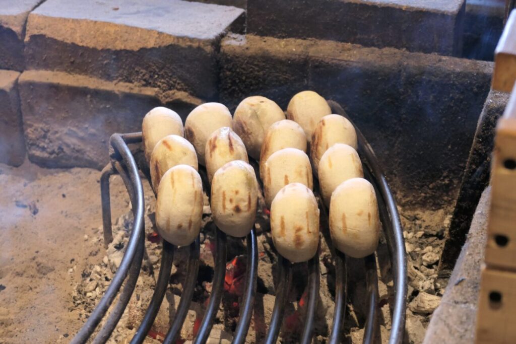 小川村 縄文おやき 小川の庄本店の囲炉裏で焼いたおやき