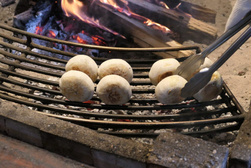 小川村 縄文おやき 小川の庄本店の囲炉裏で焼くおやき