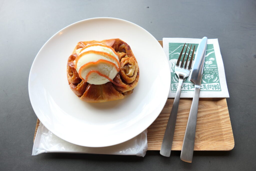 青木村郷土美術館 喫茶室 あっぷるシナモンロールアイス