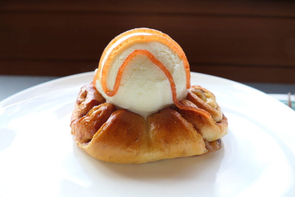 青木村郷土美術館 喫茶室 あっぷるシナモンロールアイス