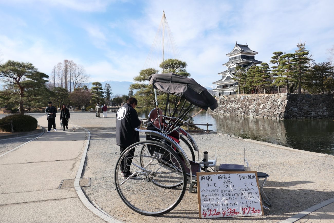松本城の人力車