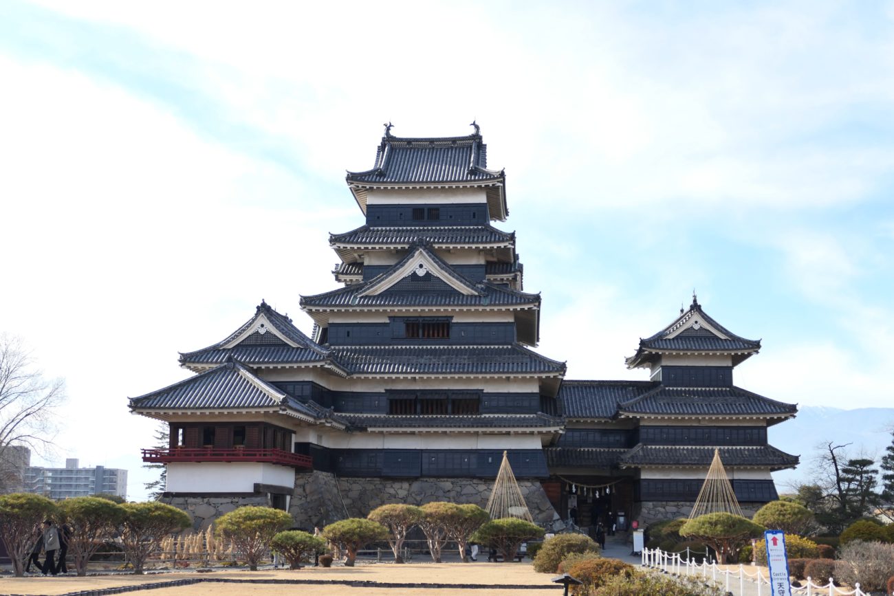 松本城天守と本丸御殿跡