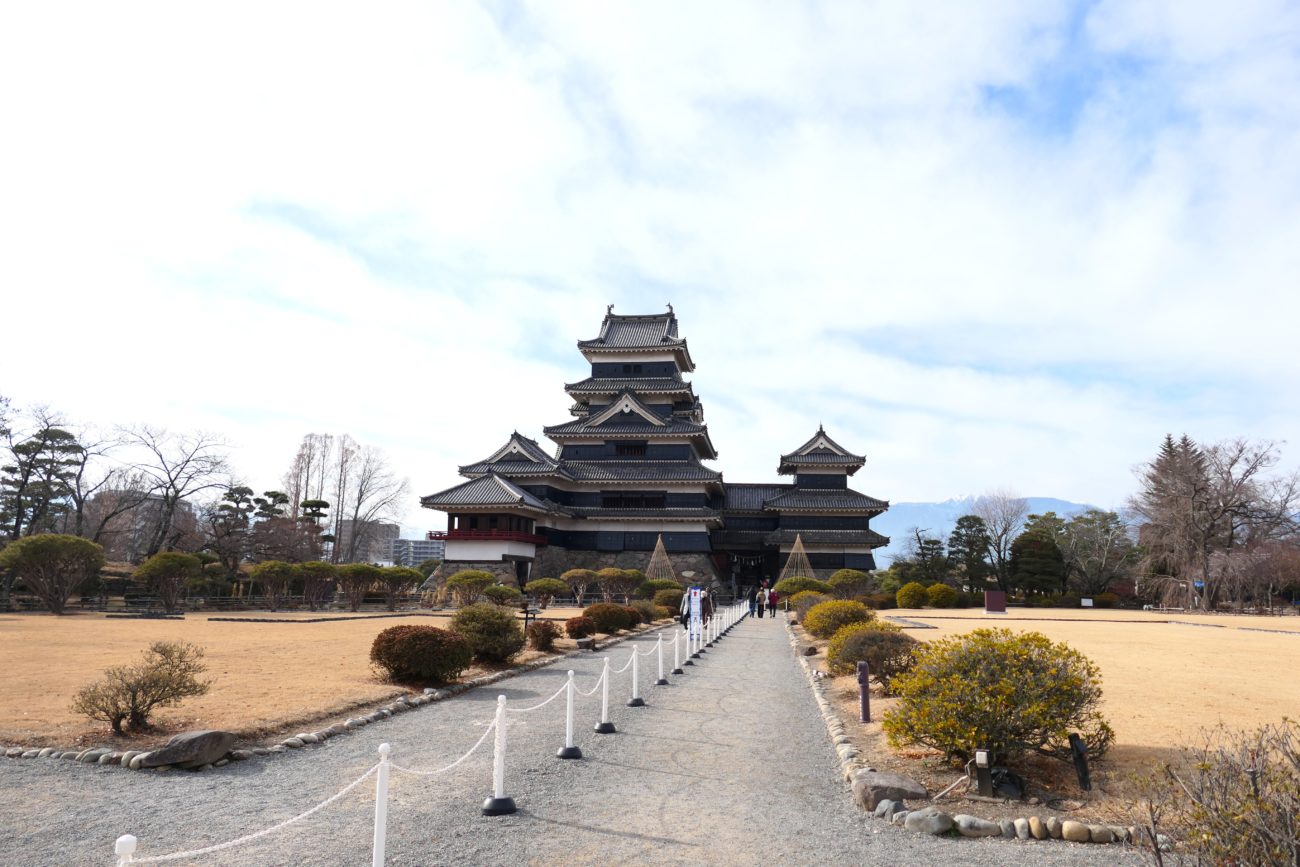 松本城天守と本丸御殿跡