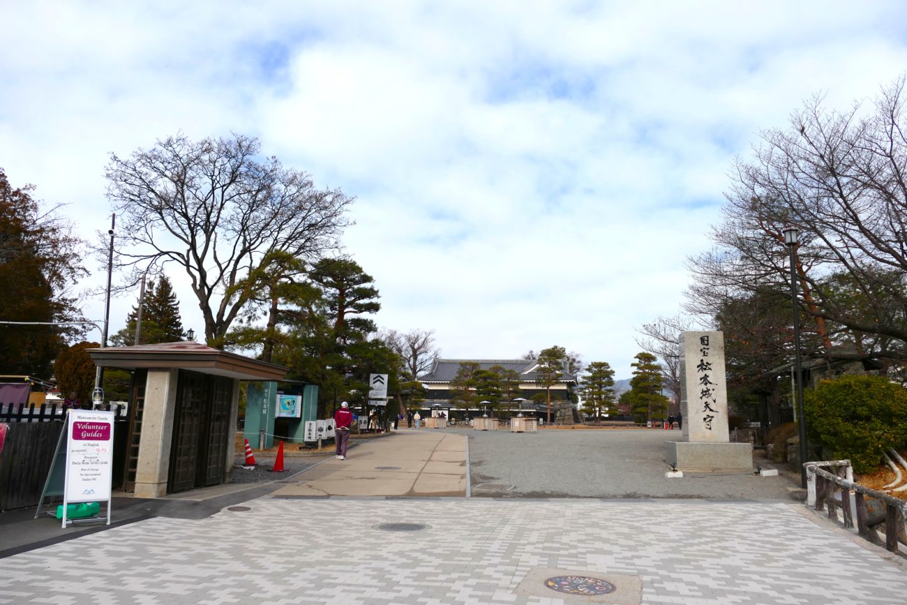 松本城入り口