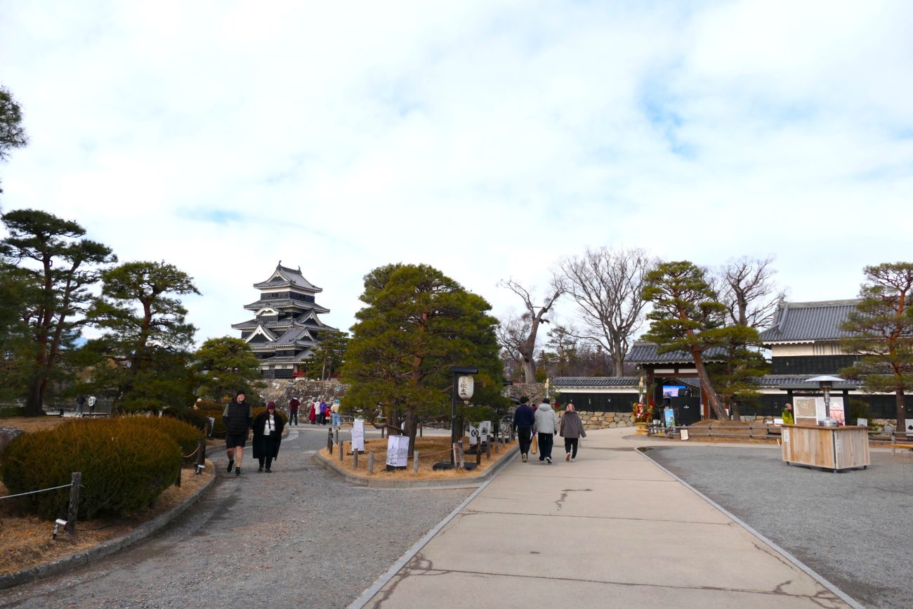 松本城入り口