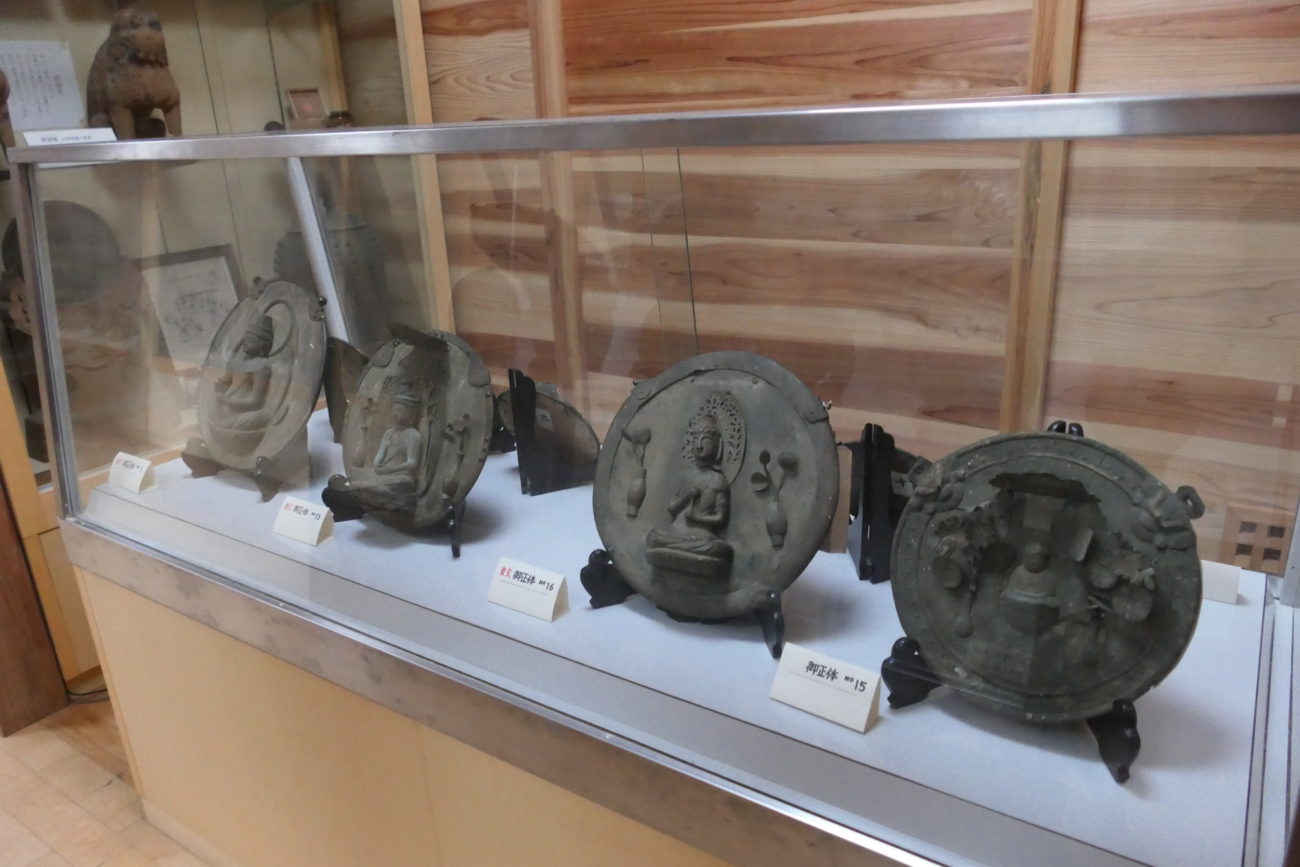 大町市 仁科神明宮 宝物収蔵庫 庫内の重要文化財御正体