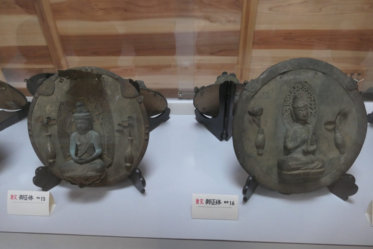 大町市 仁科神明宮 宝物収蔵庫 庫内の重要文化財御正体