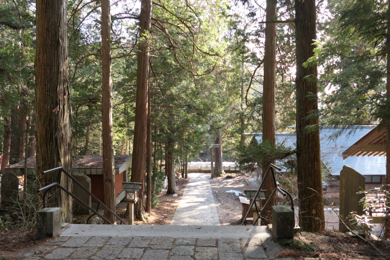 大町市 仁科神明宮の境内