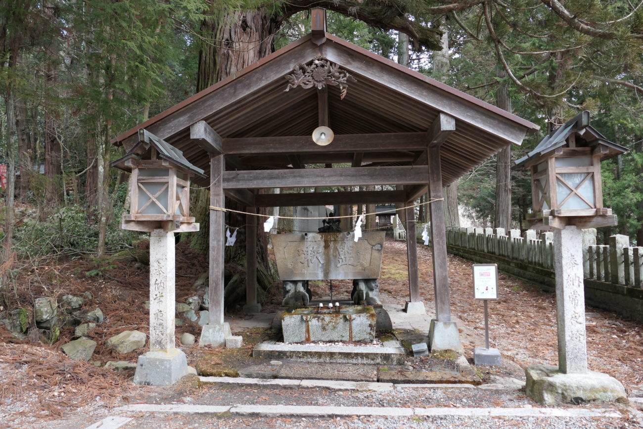 大町市 仁科神明宮の手水舎