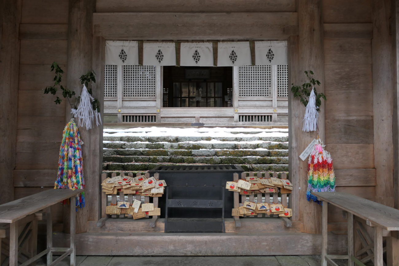 大町市 仁科神明宮の神門から見える拝殿