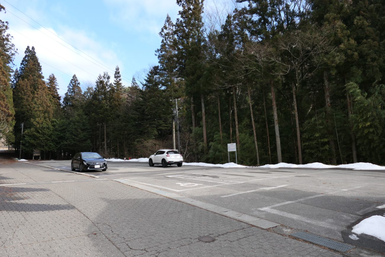 大町市 仁科神明宮の駐車場