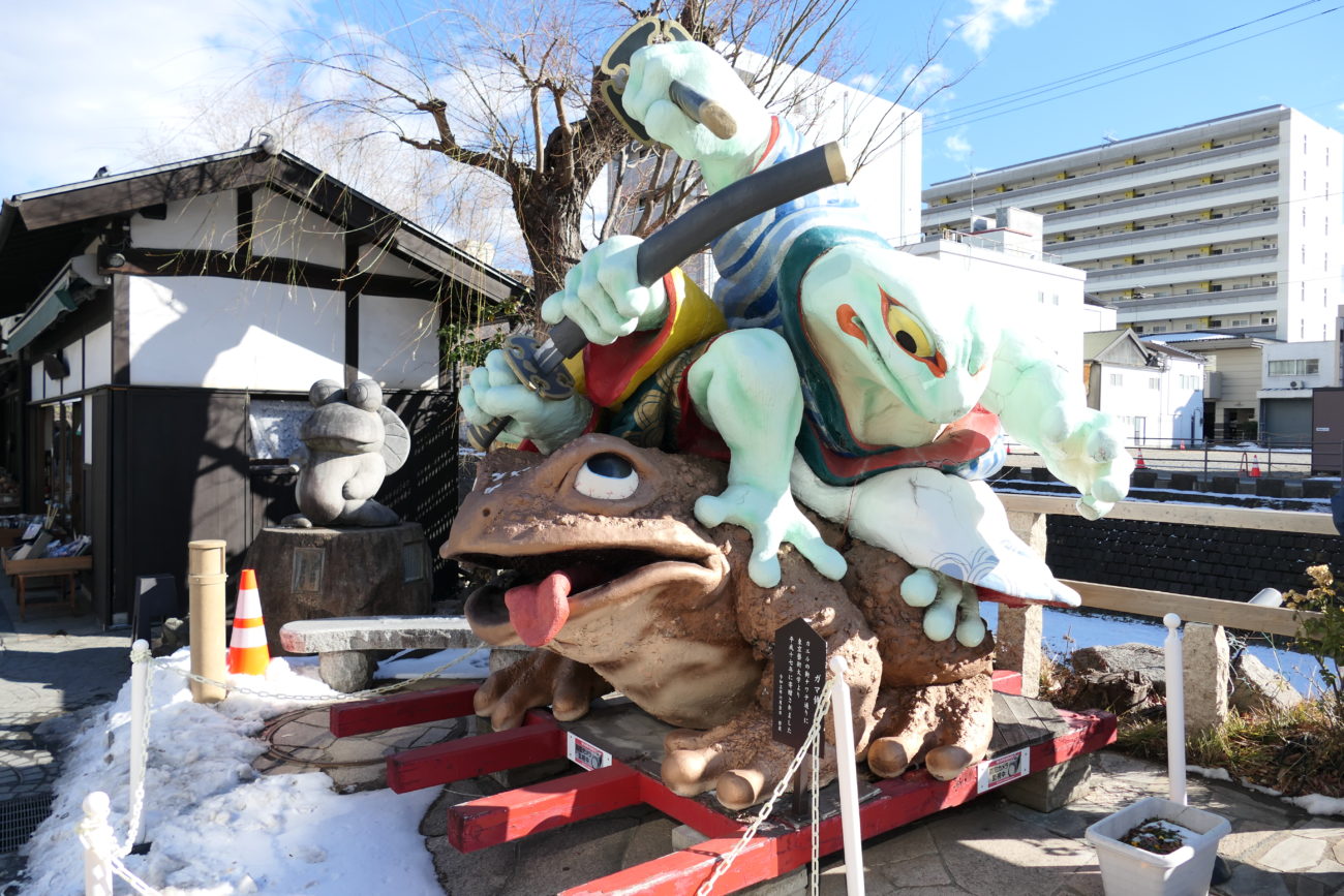 なわて通りの入り口のカエルオブジェ