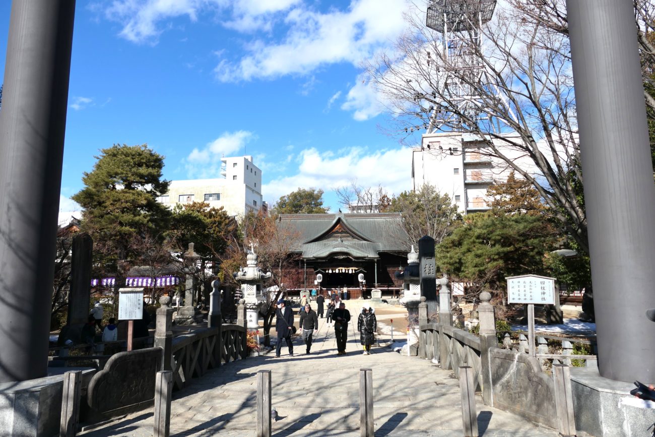 四柱神社の境内