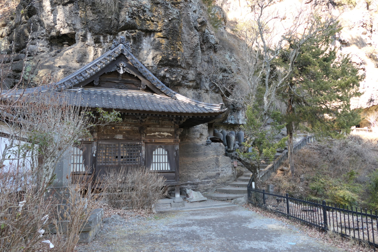 布引観音釈尊寺 護摩堂と牛の像