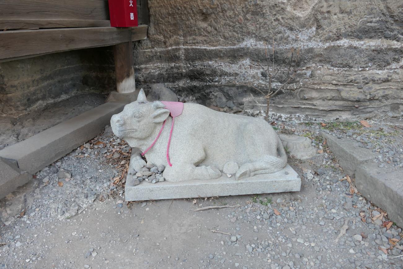 布引観音釈尊寺 護摩堂と牛の像